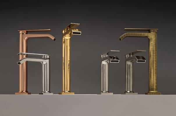 Robinetterie de l'usine TREEMME qui montre différentes finitions, chromé, or rose, or, bronze brossé, acier...