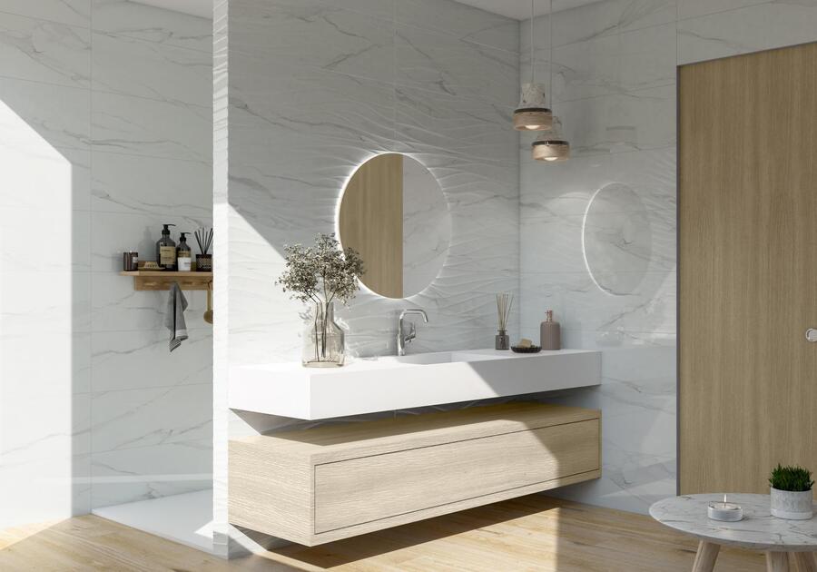 salle de bains carrelage marbré blanc au mur, sol imitation bois avec meuble bois et vasque suspendue blanche