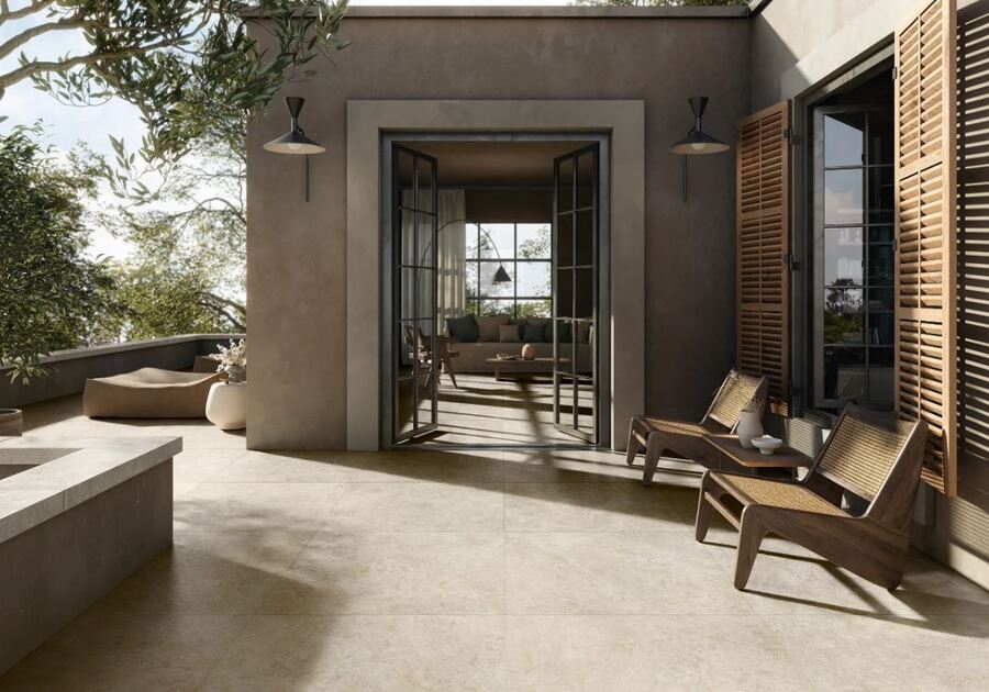 TERRASSE AVEC CARRELAGE BEIGE IMITATION PIERRE LA MENUISERIE EST EN BOIS et les banc en bois aussi