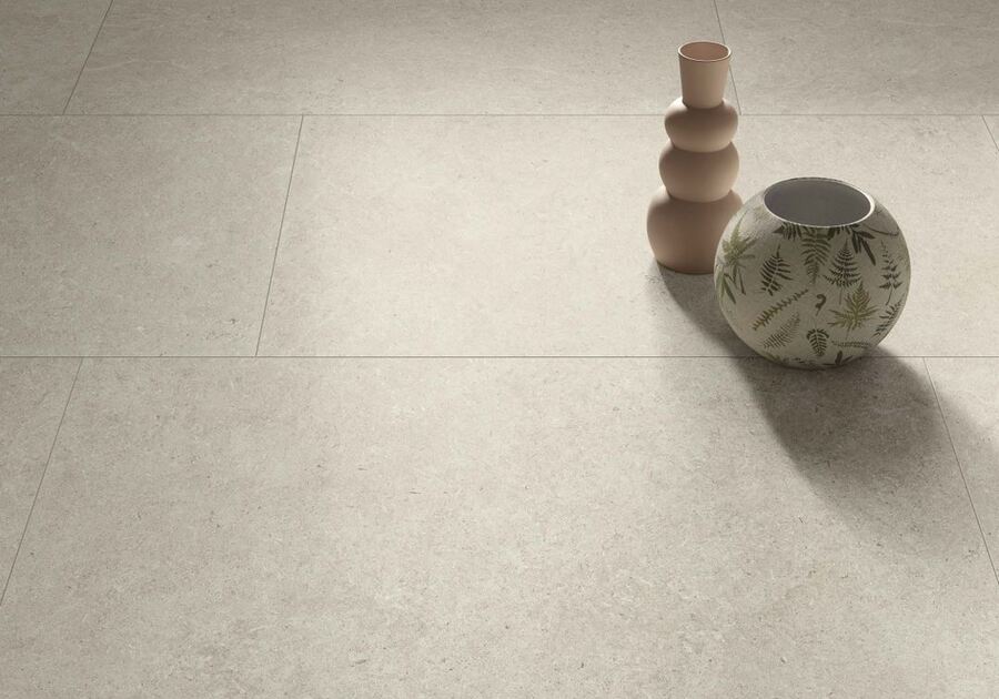 Sol de maison en carrelage, pris de près, carrelage dans les ton beige chaud, aspect pierre travertin