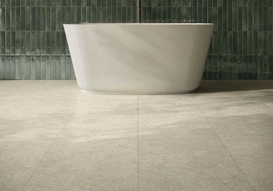 sol salle de bains carrelage beige, baignoire ilot et mur faïencé en briquette verte